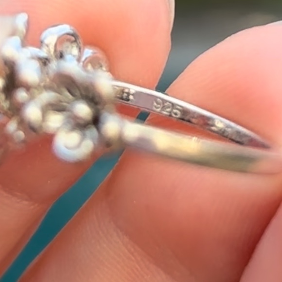 925 Sterling Silver Flower Ring - Picture 4 of 4